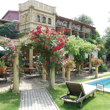 Hotel Bow Garden Komárno Exterior foto