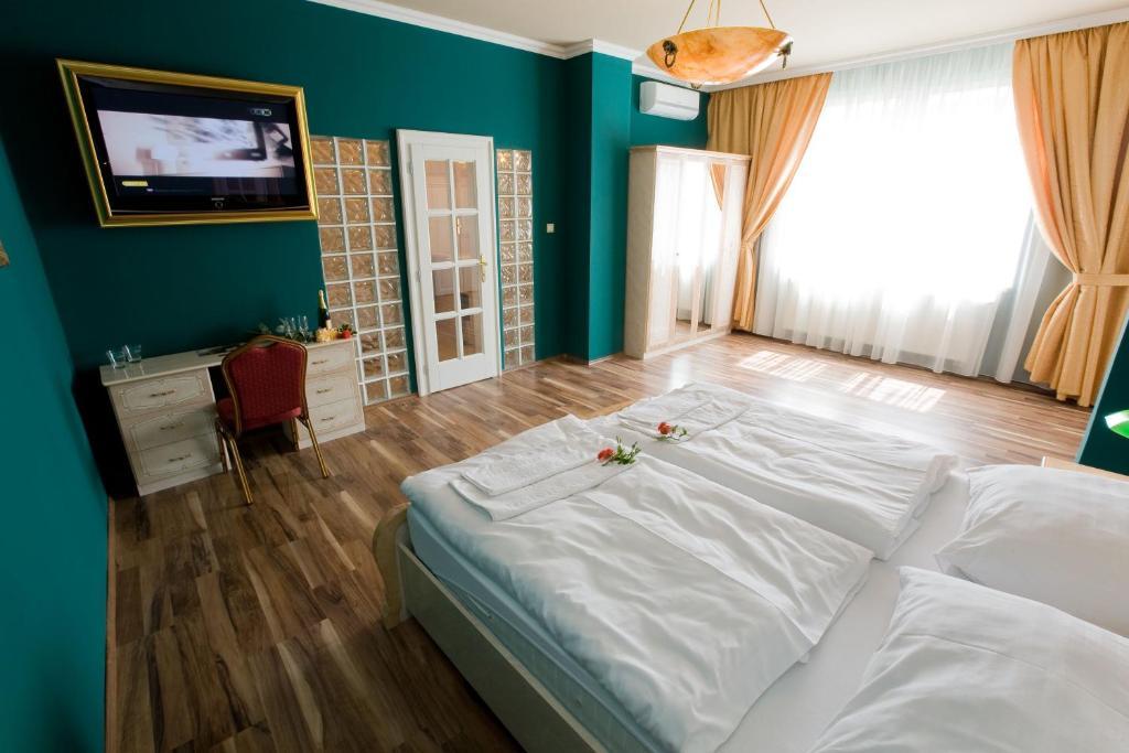 Hotel Bow Garden Komárno Zimmer foto