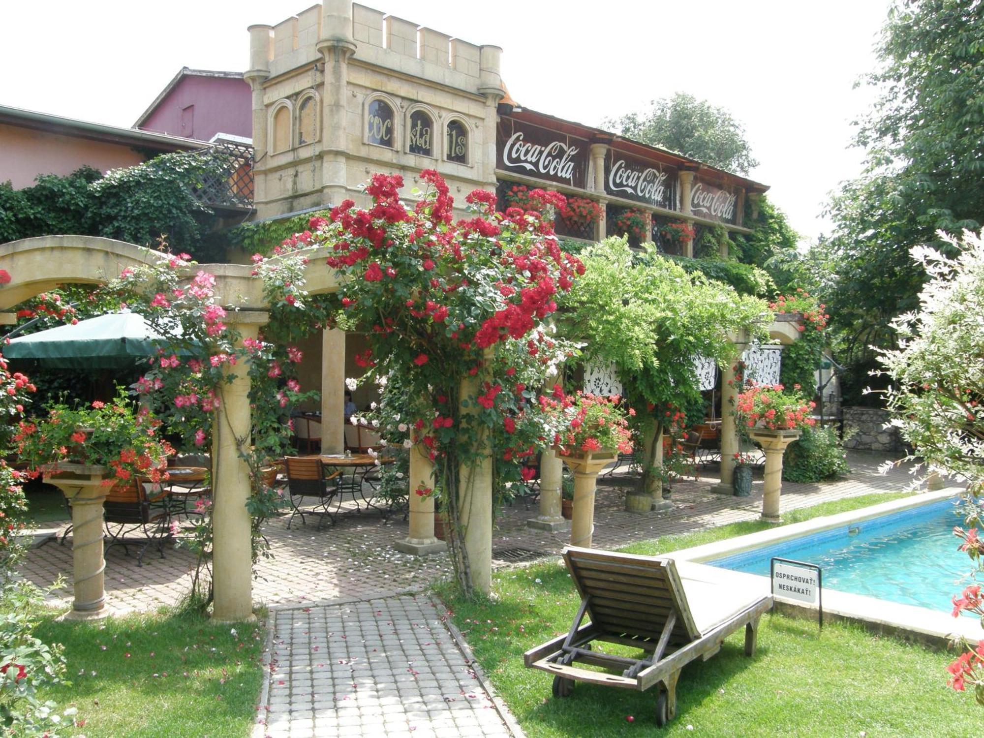 Hotel Bow Garden Komárno Exterior foto