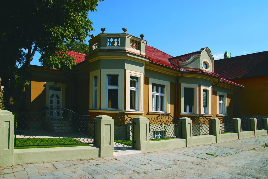 Hotel Bow Garden Komárno Zimmer foto