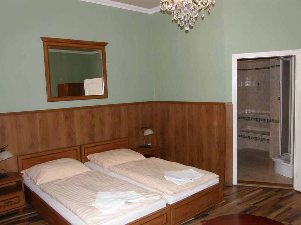 Hotel Bow Garden Komárno Zimmer foto