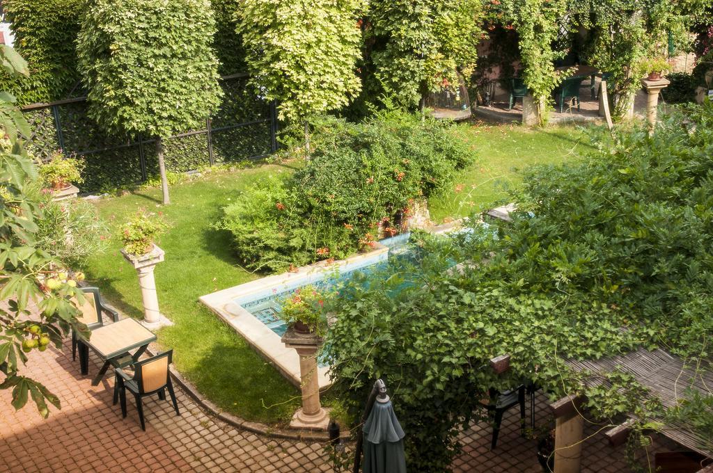 Hotel Bow Garden Komárno Exterior foto