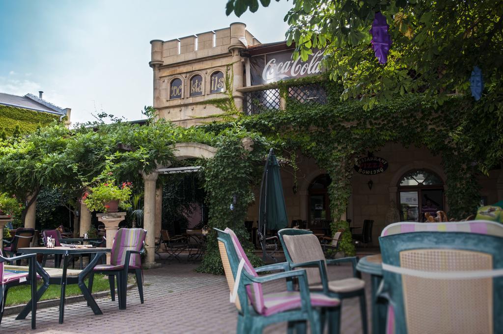 Hotel Bow Garden Komárno Exterior foto